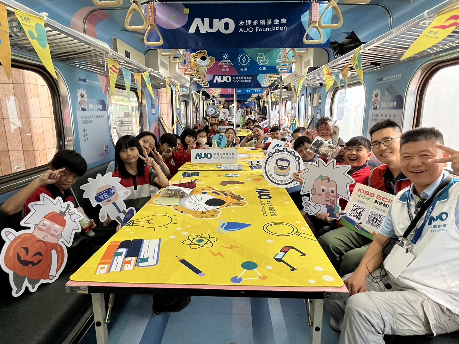 一路向西永續基金會參與「臺灣科普環島列車」，設計基礎科學車廂課程，以「淨零碳排和永續能源」為主題，讓學生透過創意實驗認識淨零知識，以及思考生活中的減碳行為